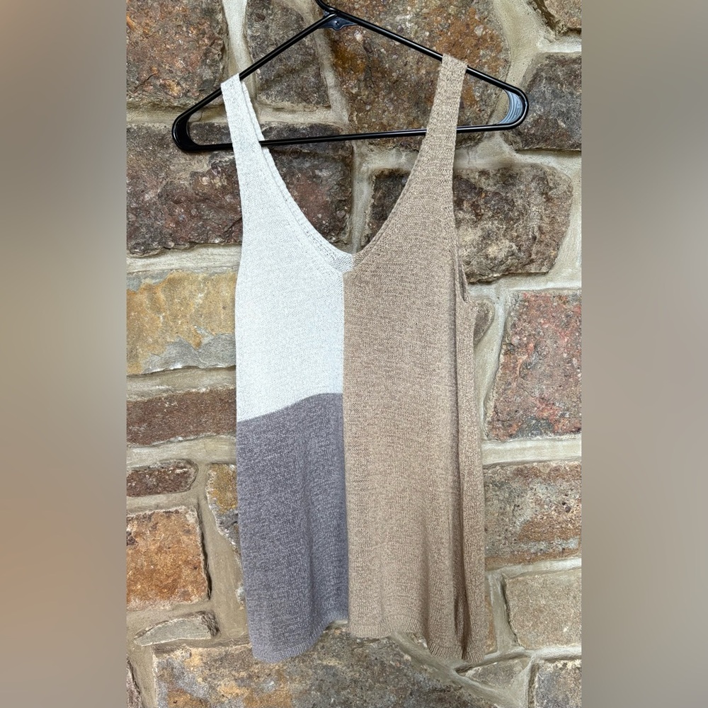 SWEATER TANK. SIZE MEDIUM.